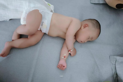 河源几个月宝宝会抬头